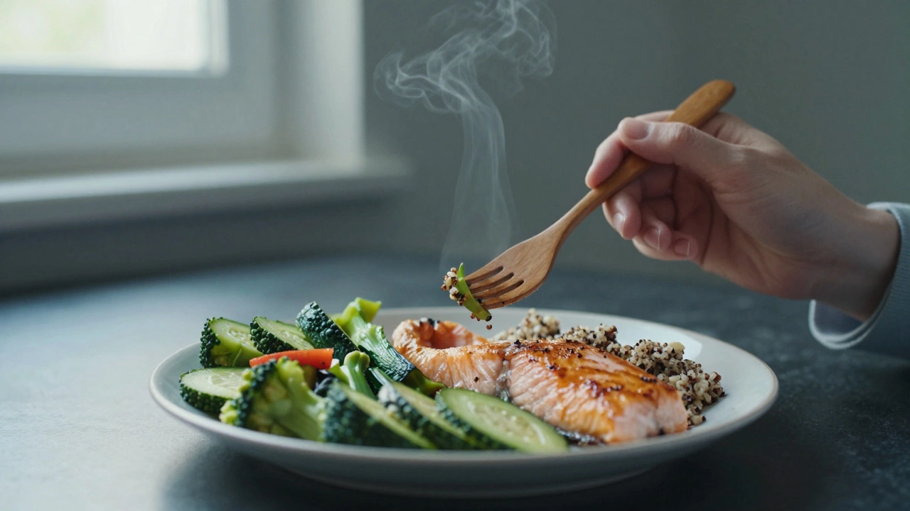 Человек медленно ест сбалансированный обед без гаджетов.